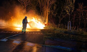 Brandweer blust brand in dixi bij carpoolplaats Abcoude