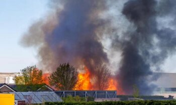 Brandweer van Vinkeveen en Mijdrecht assisteren bij grote brand in Ouderkerk