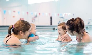 Spetteren in het Veenweidebad met Ouder&Kind Lokaal