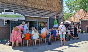 Zoemfestijn op Boerenvreugd trekt jong en oud: honing slingeren, proeven en leren