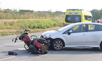 Motorrijder en auto botsen op N231 en Achterweg De Kwakel