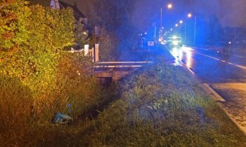 Fietsbezorger te water in Aalsmeer