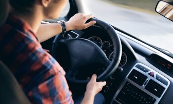 Rijles in Amsterdam: wat je al kunt toepassen uit je theorie