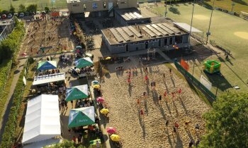 56 teams strijden op het zand tijdens het Assuline Turfstekers Beachtoernooi in Vinkeveen