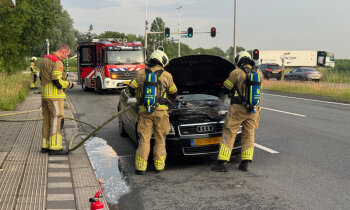 Brandweerman buiten dienst blust eerste vlammen van autobrand bij Vinkeveen