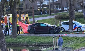 Tesla klapt op boom in Wilnis, meerdere gewonden