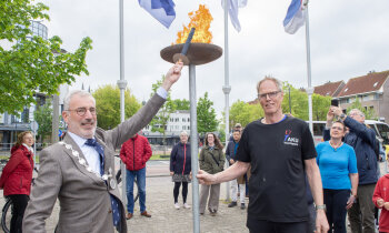 Vrijheidsvuur hardlopend naar Uithoorn gebracht op Bevrijdingsdag
