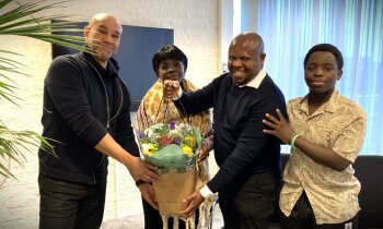 Bloemen voor eerste geslaagde van &ldquo;Zelfredzaamheidsroute&rdquo; Uithoorn