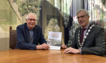 Burgemeester ontvangt oorlogsboek van Chris Woerden