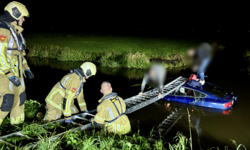 Auto te water langs de snelweg A2