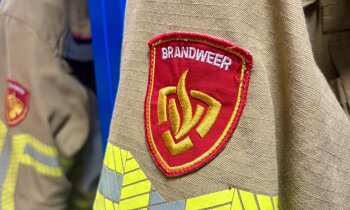 Grote berg mestafval staat in brand in Abcoude, flinke rook- en stankoverlast