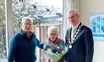 Burgemeester feliciteert 70-jarig huwelijkspaar Stemmerik