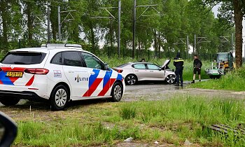 Auto tegen boom in Loenersloot