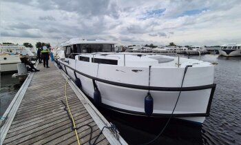 Man steelt gloednieuwe boot van 500.000 euro en ramt andere boten Vinkeveense Plassen