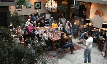 Drukbezocht Cultuurcaf&eacute; in teken van smartphonefotografie