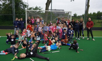 Stokstaartjes (jeugd 4-6 jaar) van hockeyclub Qui Vive ontvangen diploma