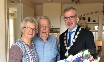 Burgemeester Uithoorn feliciteert briljanten bruidspaar Bocxe