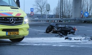 Motorrijder gewond bij botsing op 'horrorkruising' Aalsmeer
