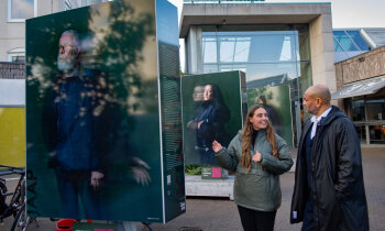 Wethouder bij expositie “KIND VAN” op Zijdelwaardplein