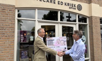 EyeCare Ed Kriek Optiek haalt 2.000 euro op voor goed doel tijdens Geraniummarkt in Aalsmeer