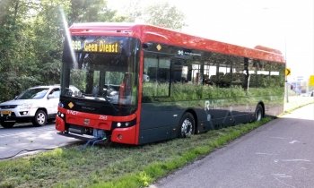 Lijnbus belandt naast weg Maximalaan Uithoorn