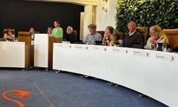 Kinderburgemeester presenteert top 10 van kinderwensen aan gemeenteraad
