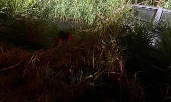 Auto te water in Abcoude: geen personen aangetroffen
