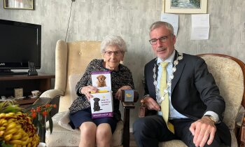 Mevrouw Oudshoorn - De Jong (100) krijgt felicitaties burgemeester