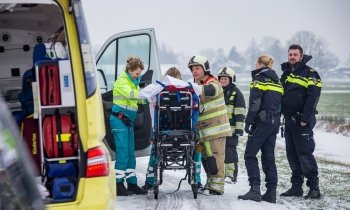 Omstanders helpen vrouw uit te water geraakte auto Kockengen - 0297.nl