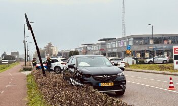 Automobilist verliest macht over stuur en botst tegen lichtmast in Mijdrecht