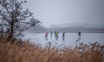 Schaatsen worden ondergebonden op de Botshol