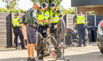 Grote verkeerscontrole in Vinkeveen: boetes, WOK-meldingen en fatbike in beslag genomen