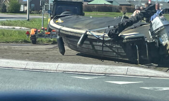 Boot stuitert van trailer in Wilnis