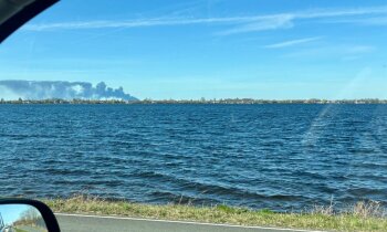 Grote rookwolk te zien vanuit De Ronde Venen