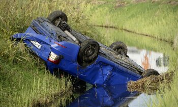 Auto in de sloot langs N201 tussen Uithoorn en Aalsmeer