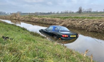 Auto te water langs N201 Amstelhoek: bestuurder gewond