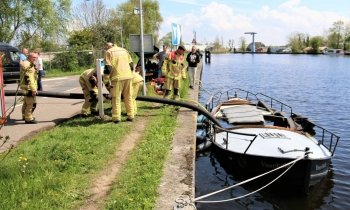 Brandweer rukt uit voor zinkende sloep Uithoorn
