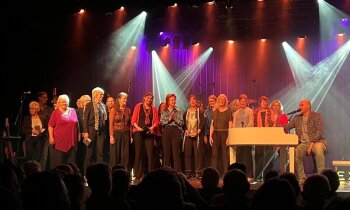 Podium voor Creatoonkoor bij Billy Joel Experience