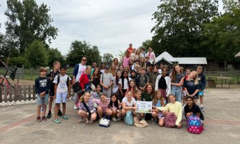 Leerlingen van De Oosteinder verrassen Boerenvreugd met cheque van 250 euro
