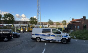 Koerier rijdt bakwagen stuk onder viaduct A2