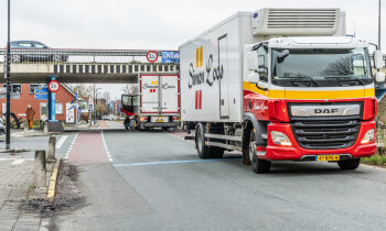 Vrachtwagen vast onder viaduct Vinkeveen