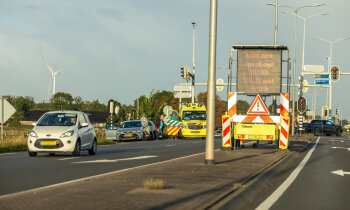 Auto's botsen voor verkeerslicht N201 Vinkeveen