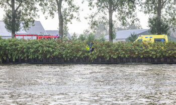 Brandweer haalt man uit Amsterdam Rijnkanaal
