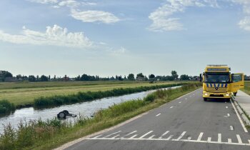Auto te water langs Hoofdweg Waverveen