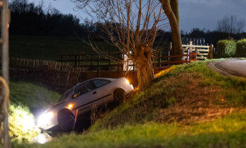 Auto uit de bocht in Gein Noord Abcoude