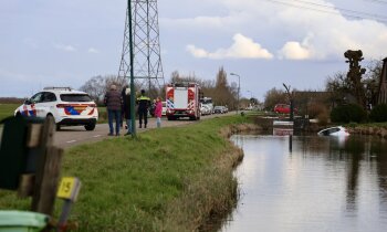 Auto raakt te water op Portengen in Kockengen