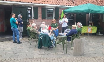 Natte dag op de kinderboerderij zorgt toch voor vrolijke drukte