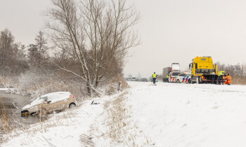 Ongeluk door gladheid: auto te water N201 Vinkeveen