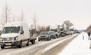 Ongeluk door gladheid: auto te water N201 Vinkeveen