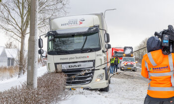 Vrachtwagen van de weg door gladheid op N201 bij Vinkeveen